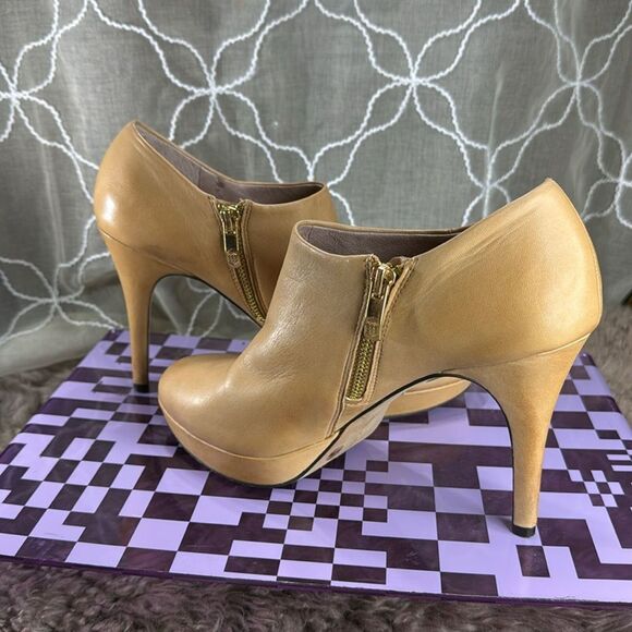 (F1) Vince Camuto Women's Bootie Elvin Tan, Leather Shoe with Zip Heel - Picture 3 of 13